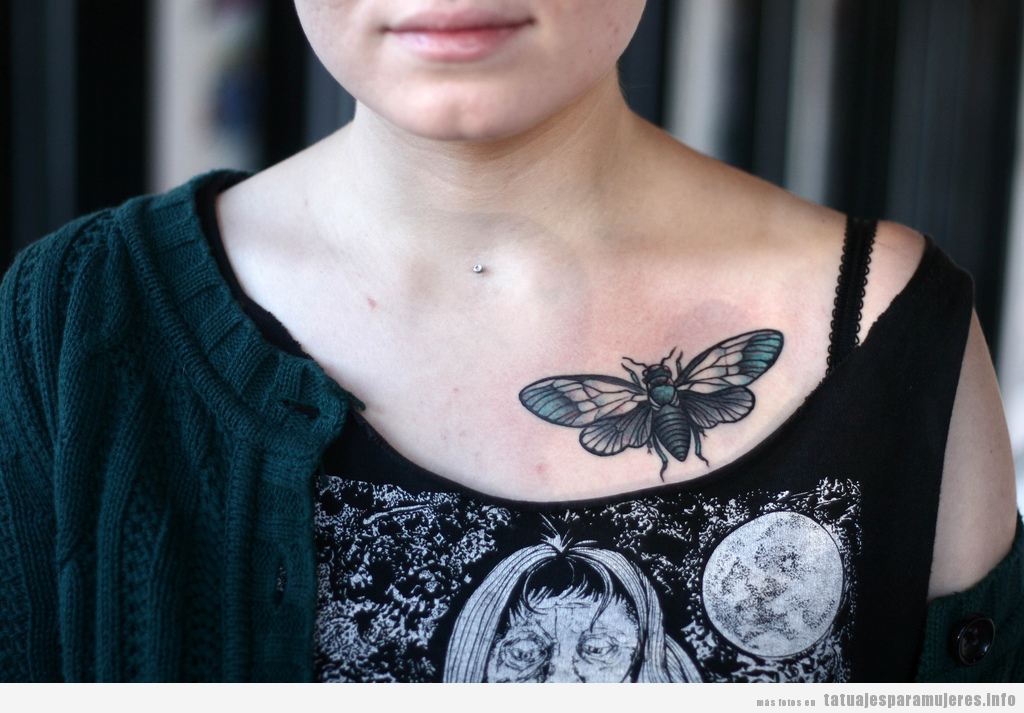 Tatuaje de mujer, escarabajo con alas en el pecho