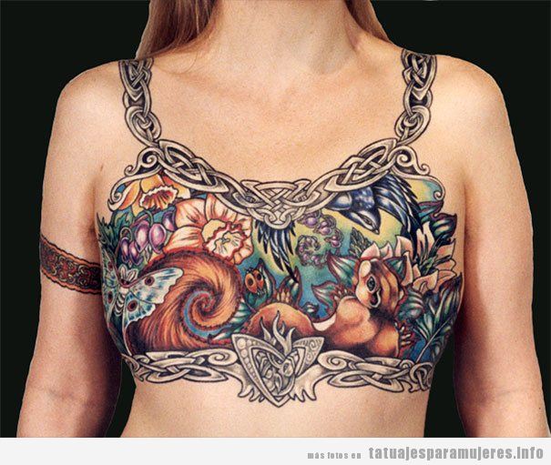 Tatuaje de un top hecho de flores y animales tras mastectomía