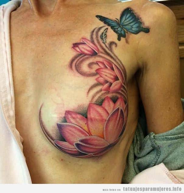 Tatuaje de una flor de loto en el pecho tras cáncer de mama