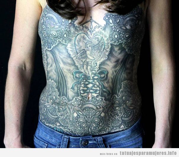 Tatuaje de un corsé tras operación por cáncer de mama