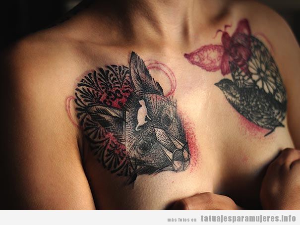 Tatuajes grandes para mujeres en el pecho con animales