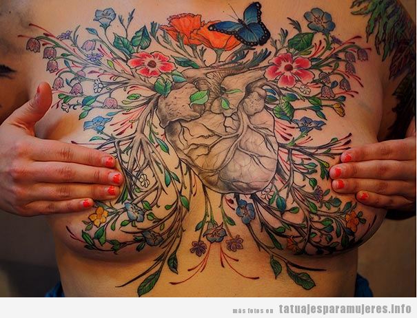 Tatuajes grandes para mujeres en el pecho con corazón realista, flores y mariposas