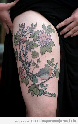 Tatuaje de flores y pájaros en el muslo para mujer