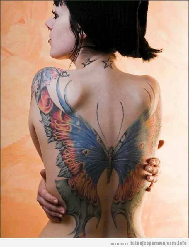 Tatuaje de una gran mariposa en la espalda de una mujer
