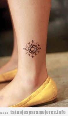 Tatuaje estilo geométrico en la pierna