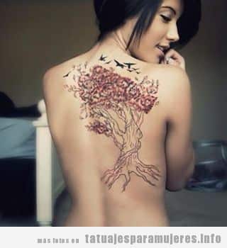 Tatuaje de un gran cerezo en la espalda de una mujer