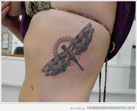 Tatuaje para mujer, libélula en el costado