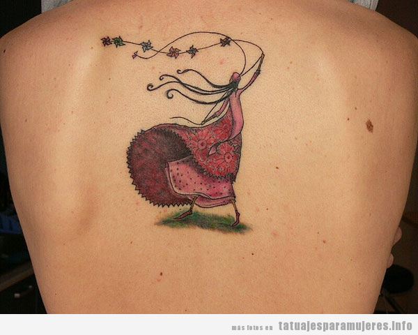 Tatuaje de una mujer volando una cometa en la espalda