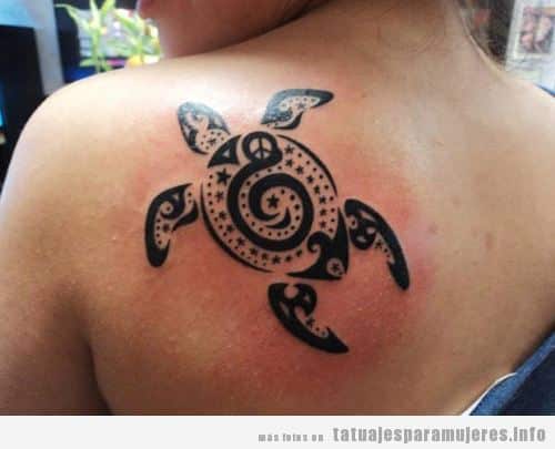 Tatuaje maorí de una tortuga en espalada mujer