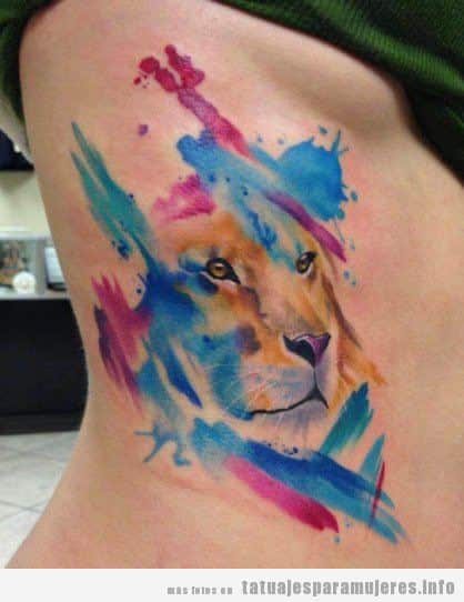 Tatuaje de un león en el costado estilo acuarela
