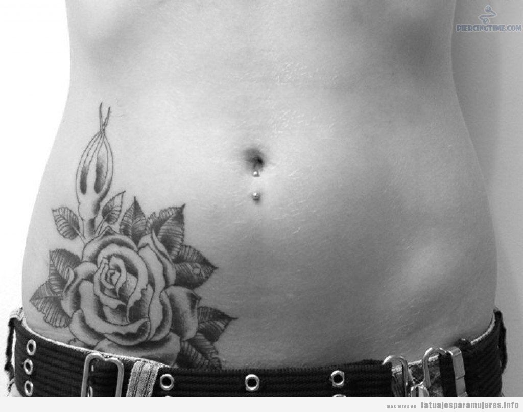 Tatuaje para mujer, una rosa en blanco y negro en la cadera