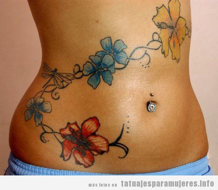 Tatuajes de mujer, enredadera de flores en cadera y tronco