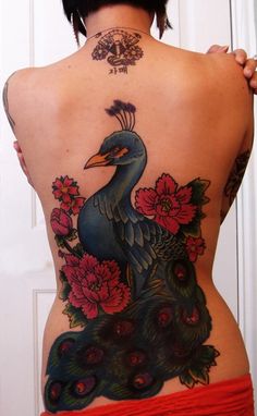 Tatuaje grande para mujeres en la espalda, pavo real y flores