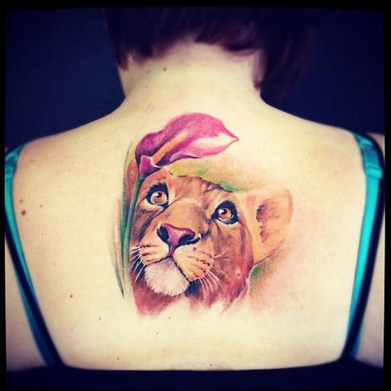Tatuaje grande de una leona en la espalda