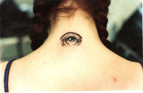 Tatuaje para mujer de un ojo realista en la nuca