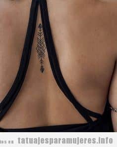 Tatuaje sexy y pequeño de una flecha en la espalda