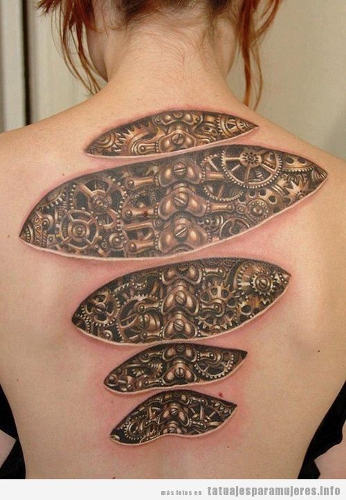 Tatuaje biomecánico mujer en la espalda