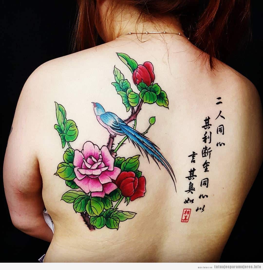 Tatuaje grande mujer espalda flores y frases japonés