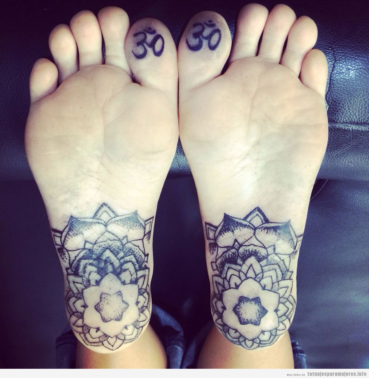 Tatuaje mandala y símbolo Om planta del pie para mujer