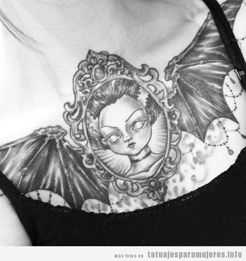Tatuaje mujer novia Frankenstein en el pecho