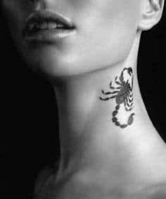 Tatuaje sensual mujer escorpión cuello