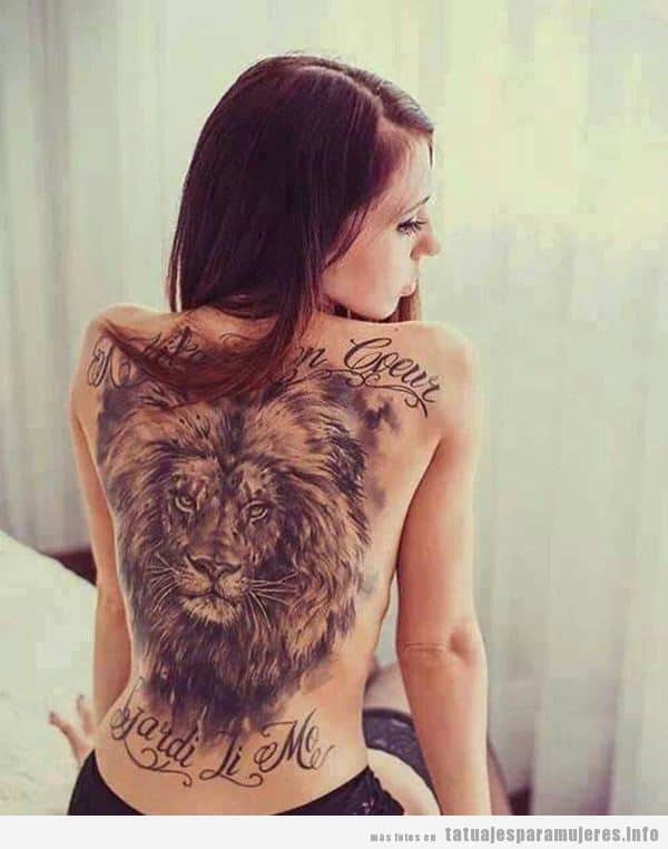 Tatuaje grande de un león en la espalda