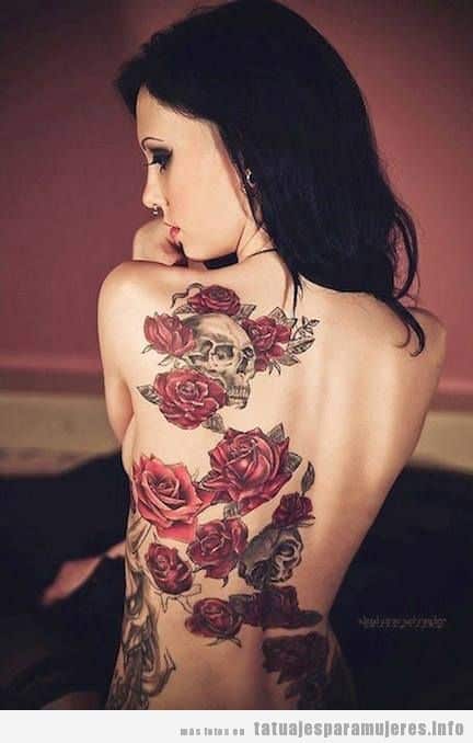 Tatuaje sensual rosas y calaveras en la espalda