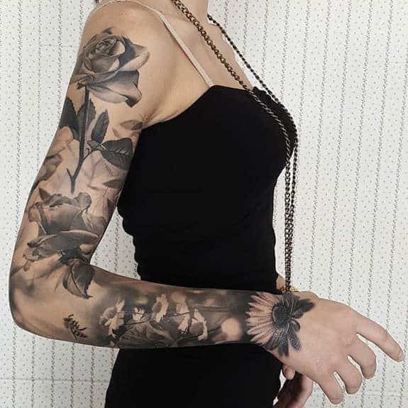 Tatuaje mujer por todo el brazo, como una manga