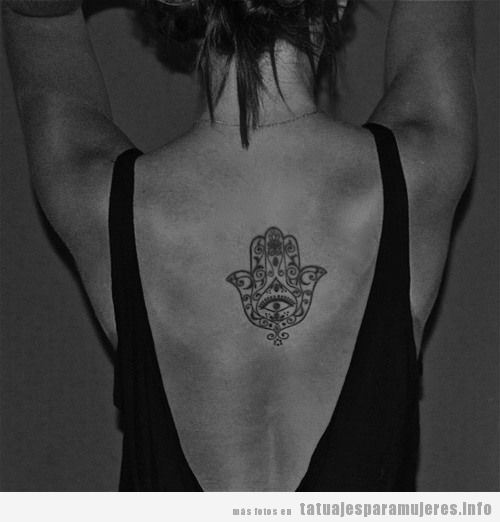 Tatuaje mujer mano de Fátima o jamsa en la espalda