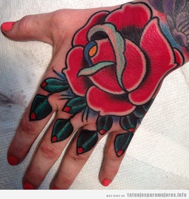 Tatuaje para mujer, rosa old school en la mano
