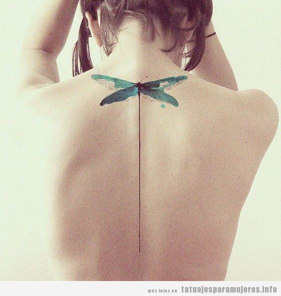 Tatuaje grande de una libélula en la espalda de una mujer
