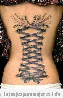 Tatuaje mujer lazos corsé en la espalda