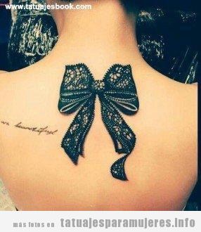 Tatuaje lazo mujer espalda