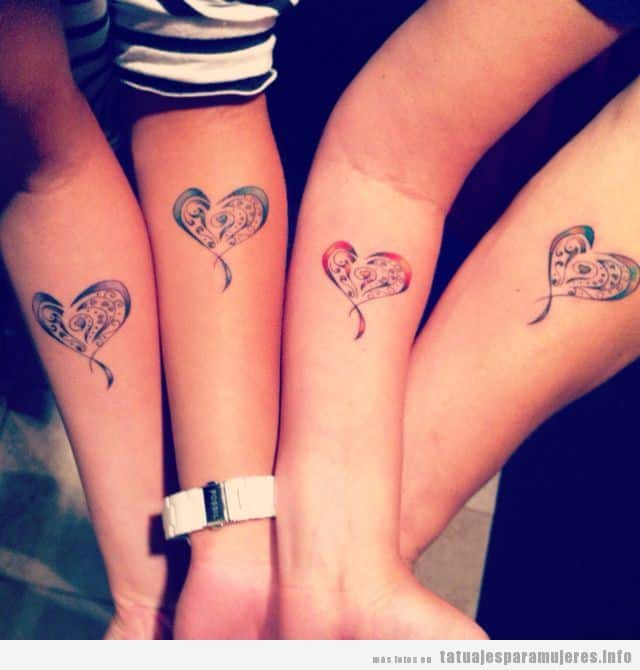 Tatuaje corazón en grupo entre hermanas y madre