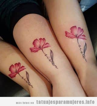 Tatuaje en grupo de amigas o hermanas, flores en muñeca