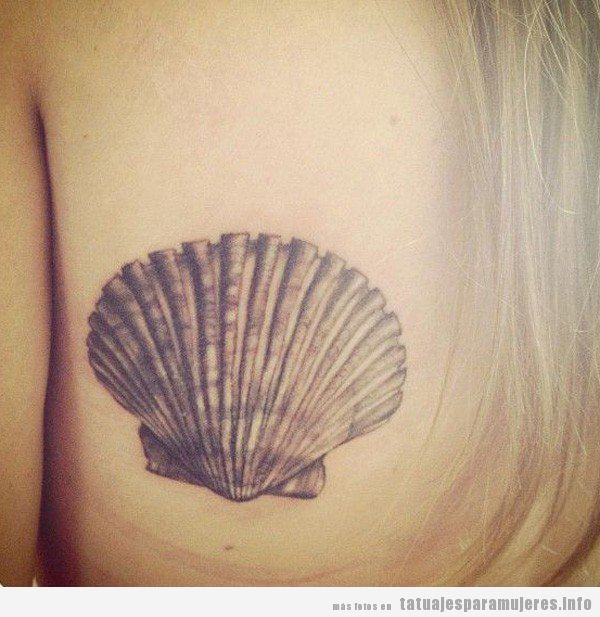 Tatuaje pequeño para mujer, concha marina en la espalda