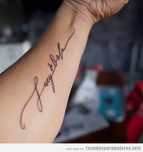 Tatuaje mujer, nombre caligrafía bonita