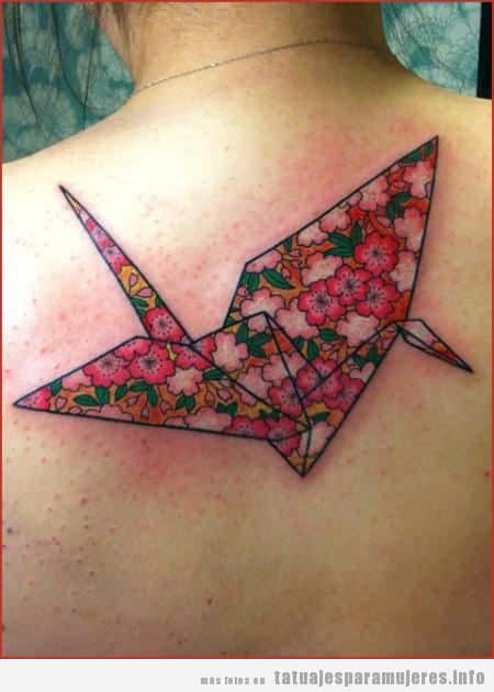 Tatuajes mujer pájaro papiroflexia u origami 3
