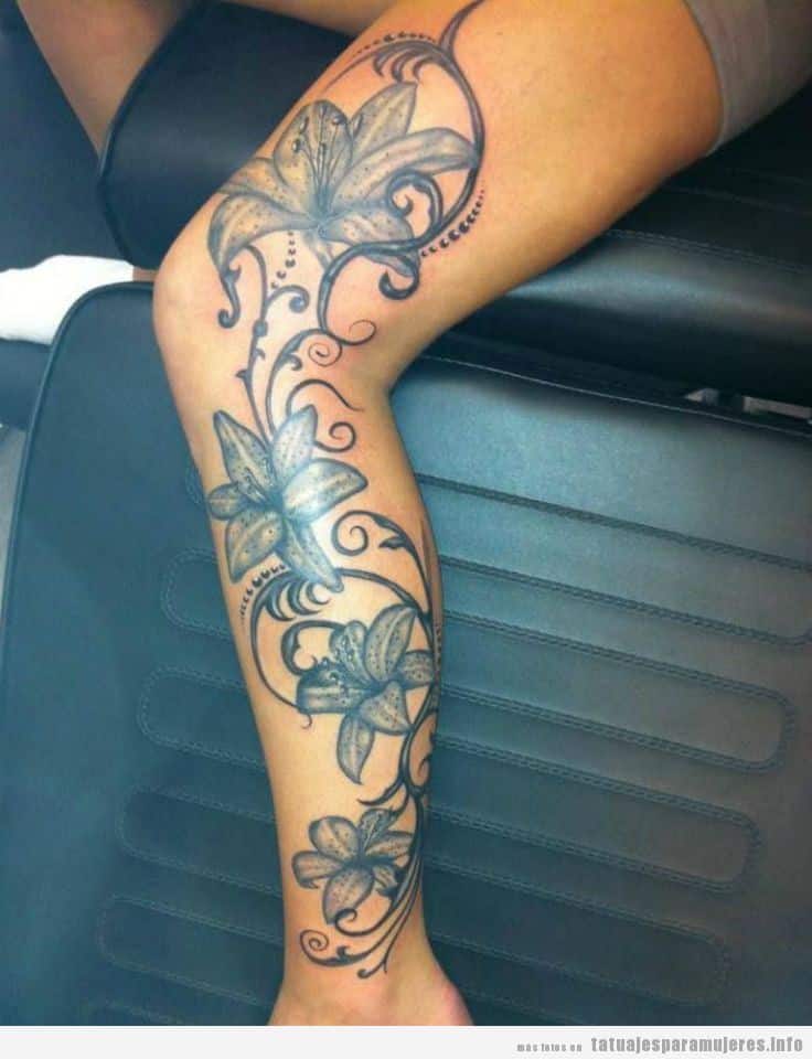 Tatuaje flores para mujer en el lateral de la pierna
