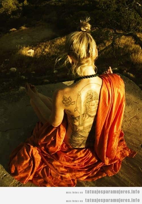 Tatuaje grande Buda en la espalda de una mujer