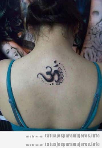 Tatuaje Om en la espalda de una mujer
