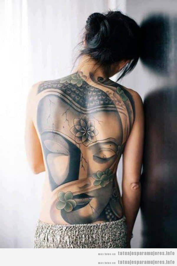 Tatuaje grande Buda en la espalda de una mujer 3