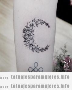Tatuaje mujer media luna hecha por flores