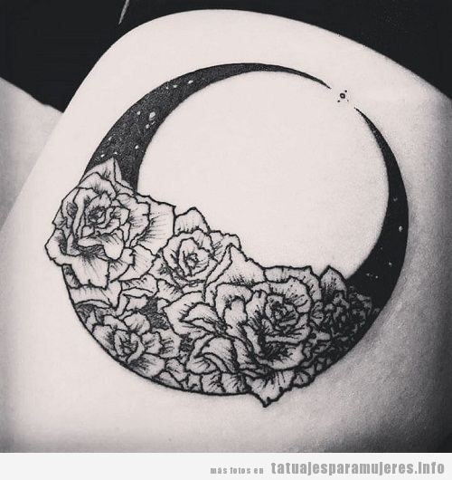 Tatuaje mujer media luna estampado flores