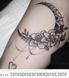 Tatuaje mujer media luna estampado rosas