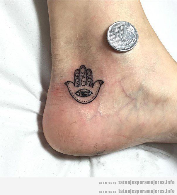 Tatuajes mujer hamsa o mano Fátima en tobillo