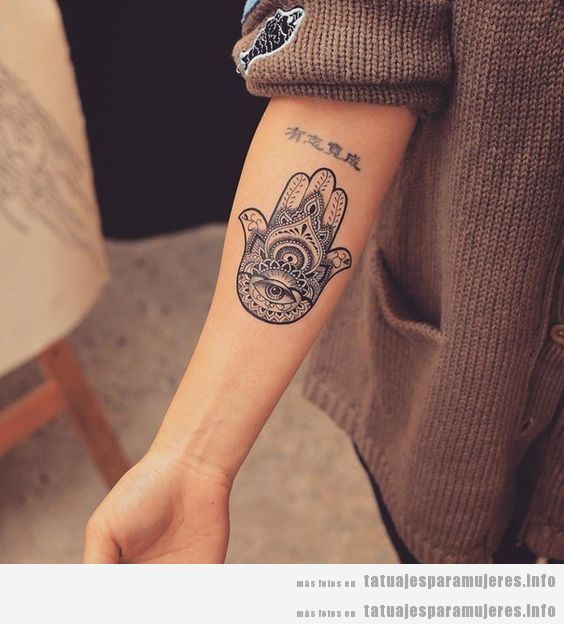 Tatuajes mujer hamsa o mano Fátima en antebrazo