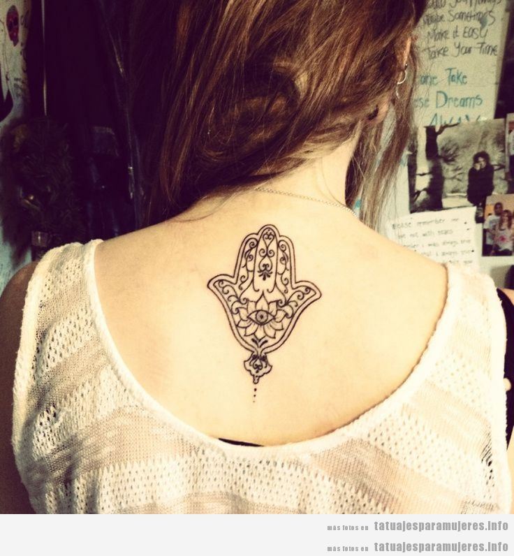 Tatuajes mujer hamsa o mano Fátima en espalda 2