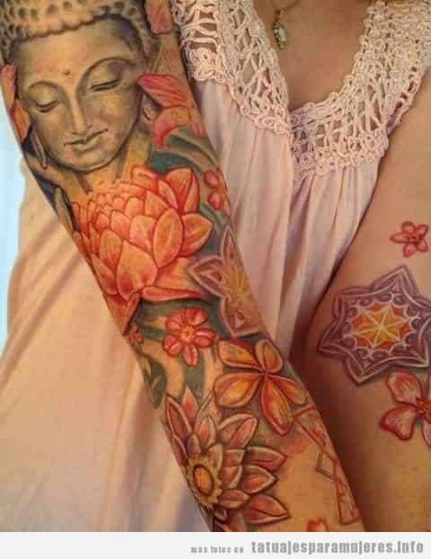 Tatuajes en color de Buda para mujer en todo el brazo