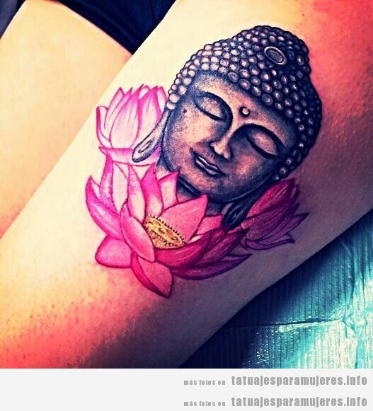 Tatuajes en color de Buda para mujer en el muslo